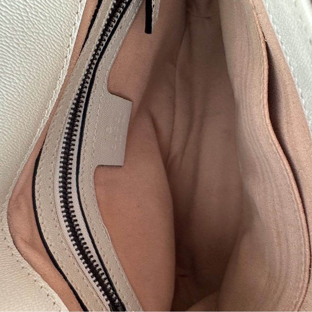Gucci Ivory Crossbody Messenger Bag with Iconic GG Gold Hardware W/ COA - Picture 5 of 12